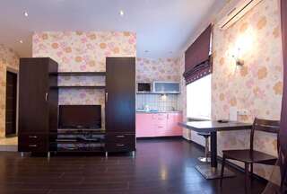 Апартаменты Partner Guest House Shota Rustaveli Киев Уютный двухместный номер с 1 кроватью, душем и видом на улицу - ул. Шота Руставели, 10-3