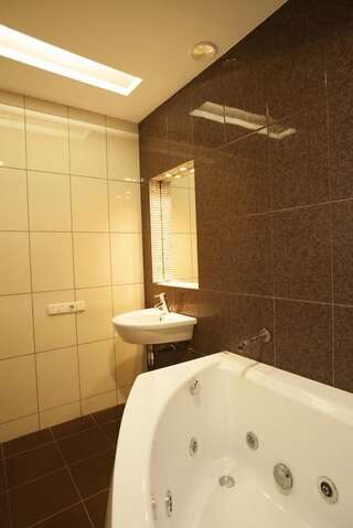 Апартаменты Partner Guest House Shota Rustaveli Киев Уютный двухместный номер с 1 кроватью, большой гидромассажной ванной и видом на улицу - ул. Шота Руставели, 10-5
