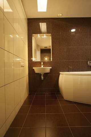 Апартаменты Partner Guest House Shota Rustaveli Киев Уютный двухместный номер с 1 кроватью, большой гидромассажной ванной и видом на улицу - ул. Шота Руставели, 10-7