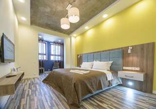 Апартаменты Partner Guest House Shota Rustaveli Киев Современный дизайнерский двухместный номер с 1 кроватью и ванной-1