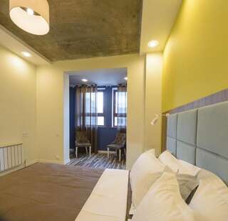 Апартаменты Partner Guest House Shota Rustaveli Киев Современный дизайнерский двухместный номер с 1 кроватью и ванной-3