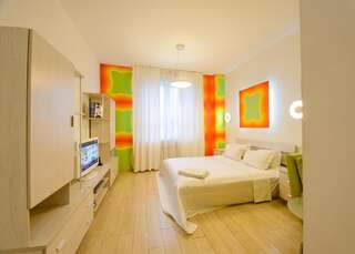 Апартаменты Partner Guest House Shota Rustaveli Киев Двухместный номер «Оранжевый» с 1 кроватью и гидромассажной ванной, верхний этаж-1